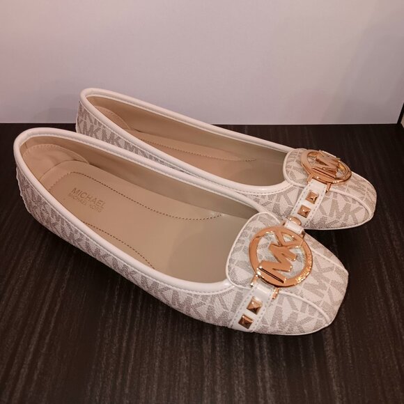 NWT IN BOX 💥 MICHAEL KORS Vanilla Fulton Studded Logo Moccasins w/Gold MK Logo - Picture 3 of 6